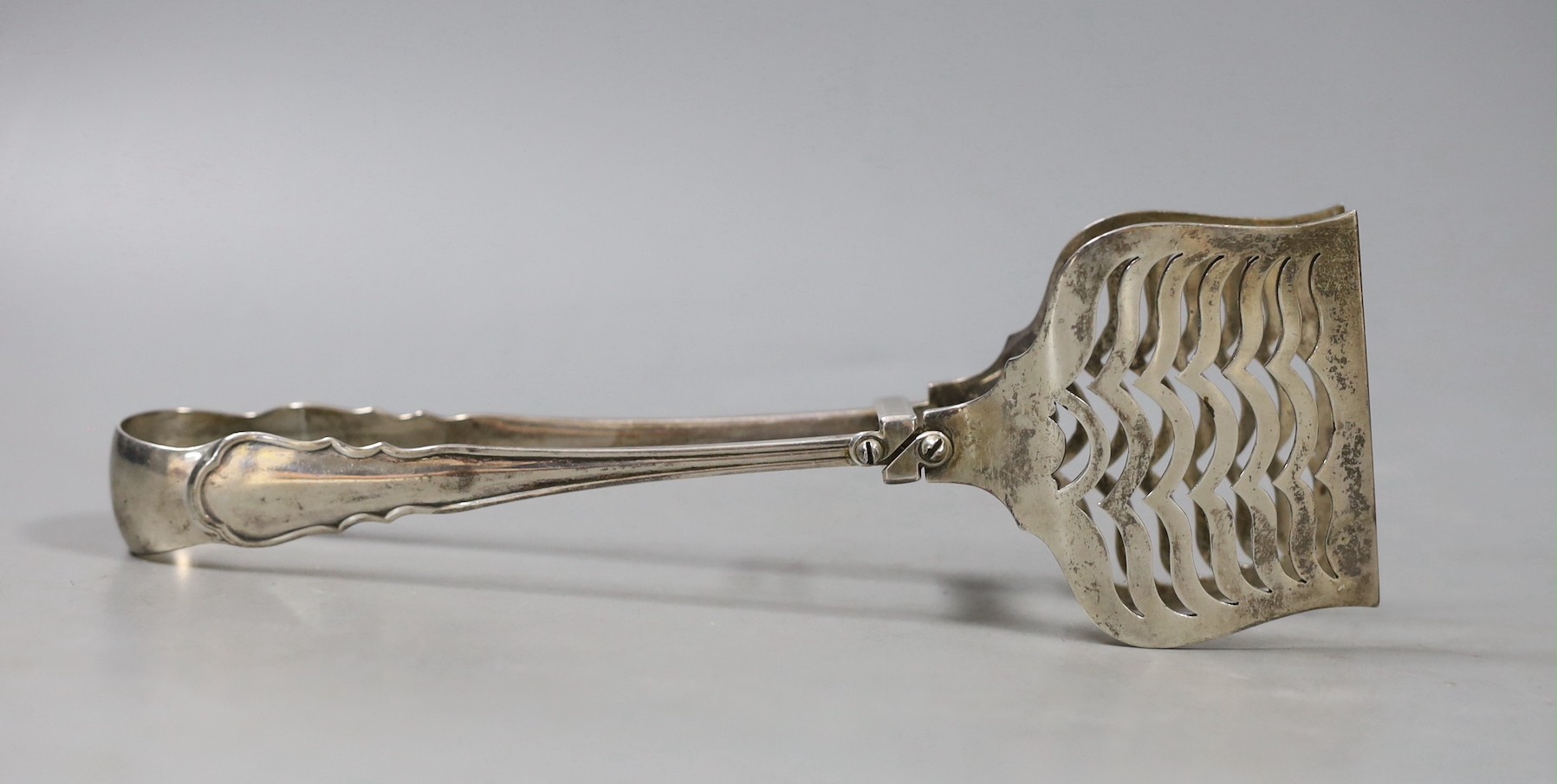 A pair of George V silver asparagus servers, William Hutton & Sons, Sheffield, 1913, 22.7cm, 194 grams.